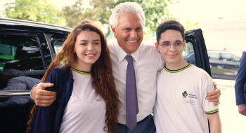 Caiado e Daniel entregam prêmios de até R$ 10 mil para destaques da rede estadual no Enem 2025